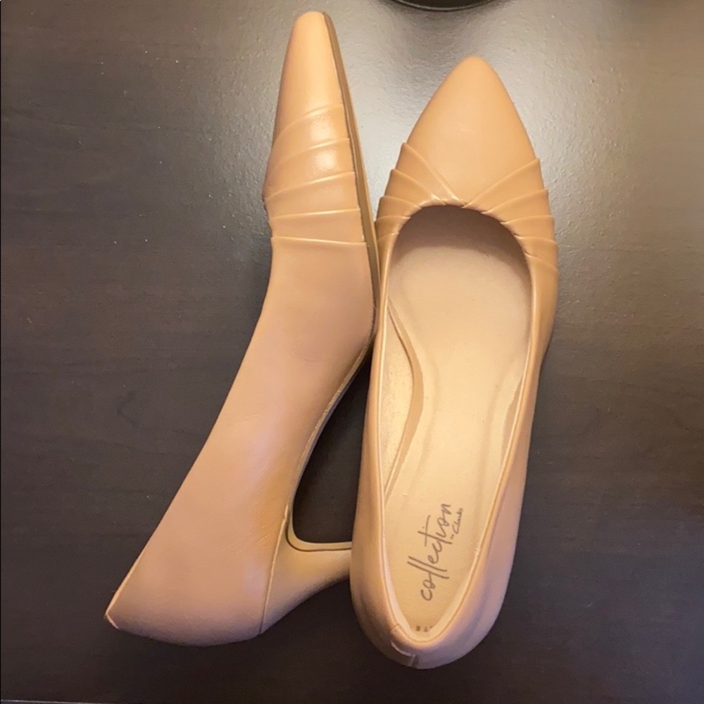 Clarks nude leather pumps 9 wide